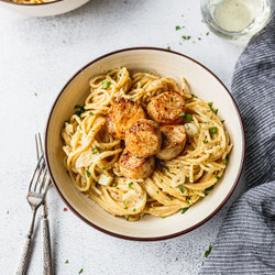 Creamy Garlic Pasta With Pan Seared Scallops
