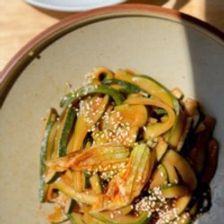 Simple Stir-fried Zucchini With Garlic 小炒西葫芦 