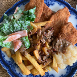 Panerad Fläskfile Med Pommes och Majosallad/Coleslaw, Äppelmos och Brunsås