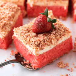 Easy Strawberry Crunch Cake